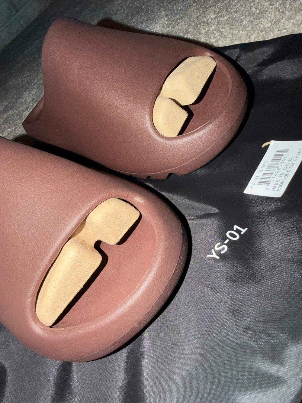 foam-slide aesthetic similar to Yeezy slides brand YS-01‎